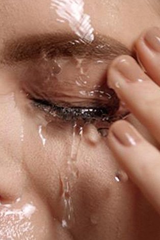 Women splashing water on her face