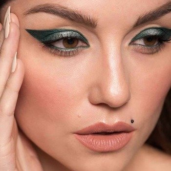 5 Tips To Create Show-Stopping Bright Eyeshadow Makeup Looks