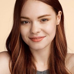 Different ways of using foundations on face