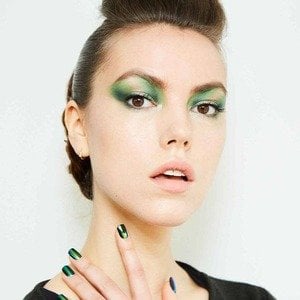 Green Outfit Makeup